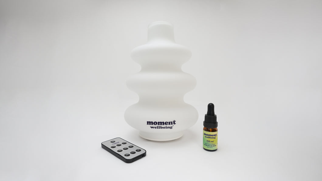 moment wellbeing hub™ with remote control + 1 essential oil blend